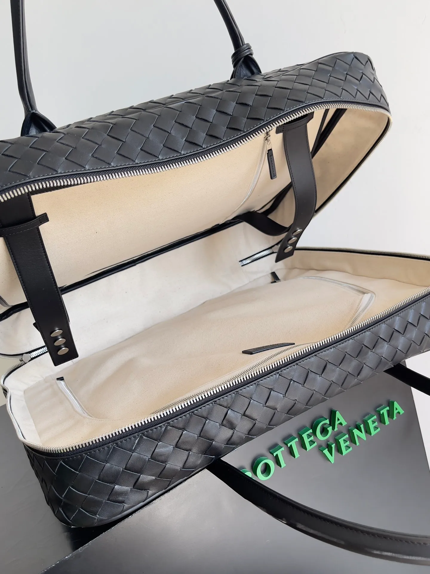 Batch 3960 Let's go on a trip✈️BOTTEGA VENETA men's travel bag is no heavier than a suitcase. The capacity and lightness of this travel bag are really suitable for short trips. The soft cow leather reduces the burden on the hands. The capacity is very nice. Style number: 765620 Size: 50*41*15cm